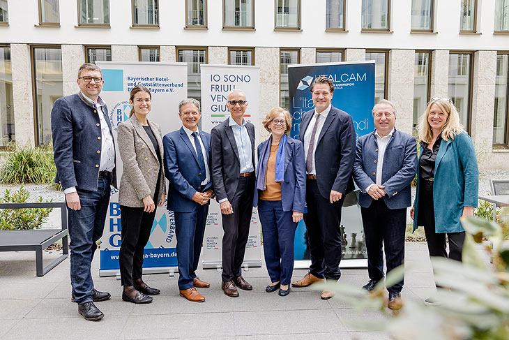   Friaul-Julisch Venetien zu Gast in Bayern (v.l.): Thomas Quiram, Regionalgeschäftsführer des DEHOGA Bayern-Bezirks Oberbayern, Mara Micolino, Vertreterin Promoturismo FVG, Reiner Hebermehl, Leiter des DEHOGA Bayern-Forums Italienische Gastgeber, Alessandro Marino, Geschäftsführer ITALCAM, Annamaria Andretta, Präsidentin ITALCAM, DEHOGA Bayern-Landesgeschäftsführer Dr. Thomas Geppert, Sergio Maffettone, Italiensicher Generalkonsul München, Susanne Wess, Food-Expert und Journalistin. (Foto: Loredana La Rocca) 